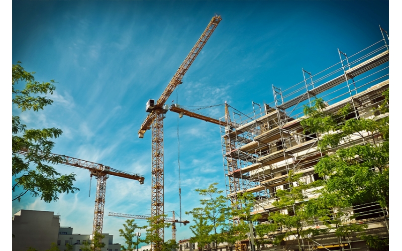 建筑施工項(xiàng)目管理項(xiàng)目是建筑施工企業(yè)最基本的業(yè)務(wù)單元，企業(yè)開(kāi)展數(shù)字化轉(zhuǎn)型要以項(xiàng)目為基石，緊緊圍繞不同項(xiàng)目類(lèi)型、階段、業(yè)務(wù)全場(chǎng)景開(kāi)展，最終實(shí)現(xiàn)企業(yè)數(shù)字化轉(zhuǎn)型升級(jí)。隨著工程建設(shè)項(xiàng)目投資規(guī)模增長(zhǎng)，建筑物形式多樣、體量大、結(jié)構(gòu)復(fù)雜，同時(shí)建筑施工周期長(zhǎng)，使用的材料品種多，耗用量大。建筑施工項(xiàng)目管理主要呈現(xiàn)以下特點(diǎn)。覆蓋面廣建筑施工項(xiàng)目管理綜合性強(qiáng)、涉及面廣，需要工程、商務(wù)、技術(shù)等部門(mén)多方協(xié)同，同時(shí)還涉及建筑、